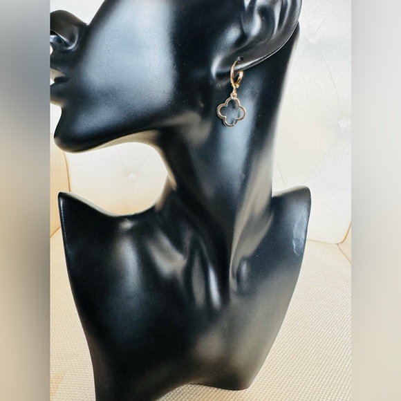 Beautiful Gold Clover Hoop earrings - Picture 1 of 4